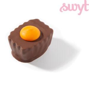 Pure chocolade bonbon met sinaasappelvulling
