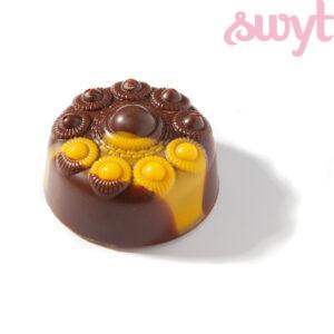 Pure chocolade bonbon met advocaatvulling