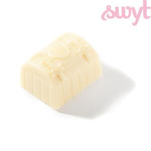 Witte chocolade bonbon met hazelnootvulling